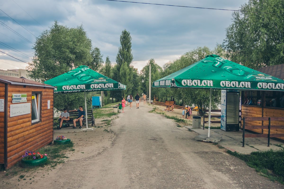 Зона для отдыха здесь выглядит как новенькая: красивые деревянные магазины, лавочки и клумбы создают уют