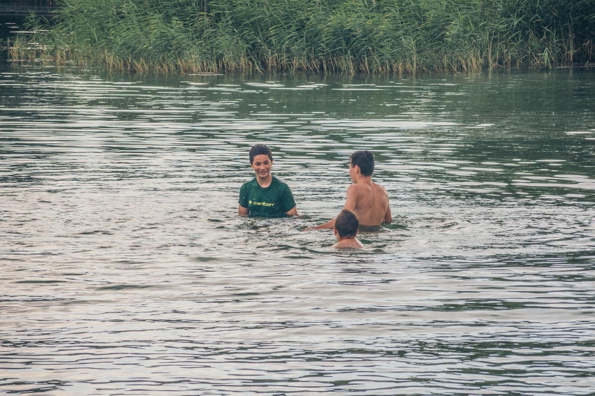 Дети с радостью купаются