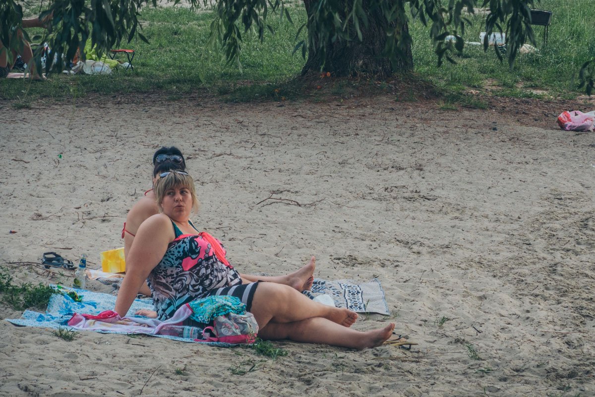 Но многим это не мешает загорать на солнышке