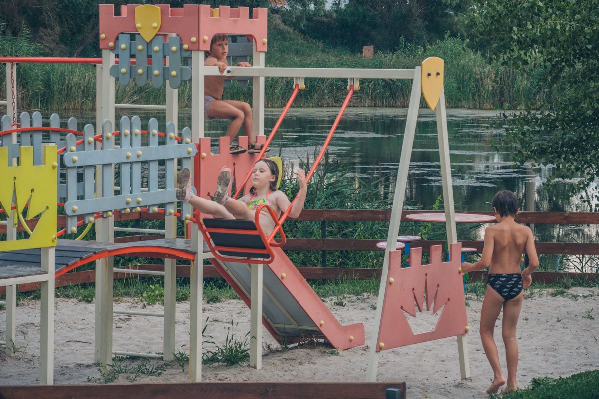 Новая и красивая детская площадка 