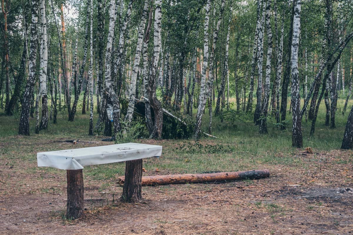 На территории обустроены столы для пикников и отдыха. Правда, стулья нужно брать с собой