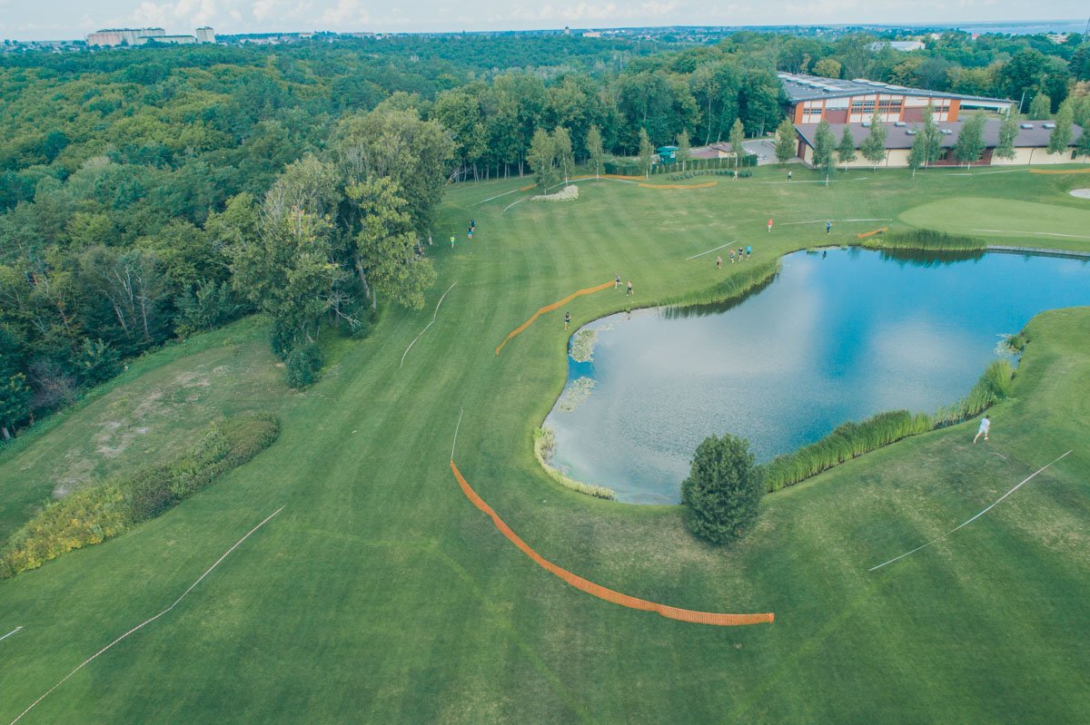 В Межигорье состоялся необычный забег — люди бежали дистанцию босиком