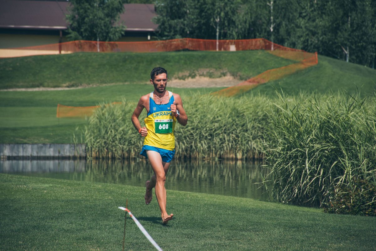А вот более опытные бегуны пробежали шести километров по гольф-полю живописного Межигорья