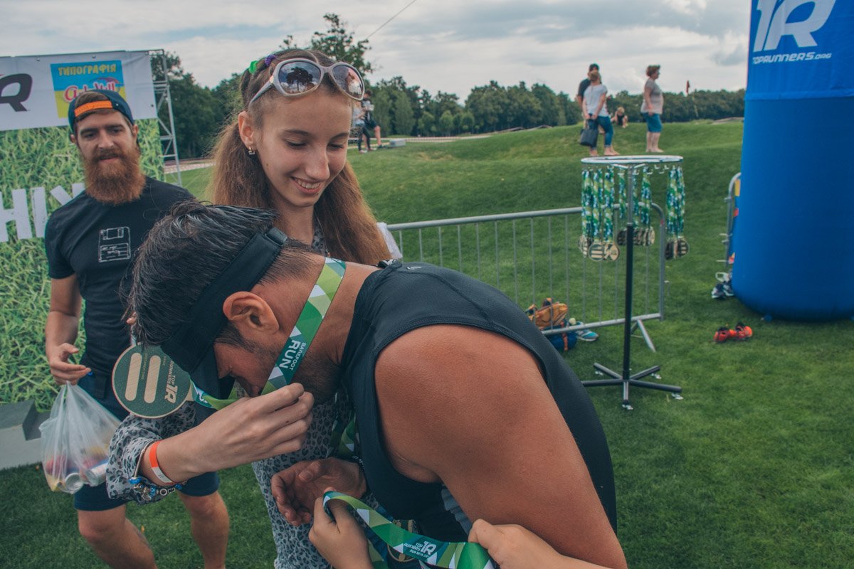 Самых быстрых и активных бегунов-победителей наградили эко-медалями