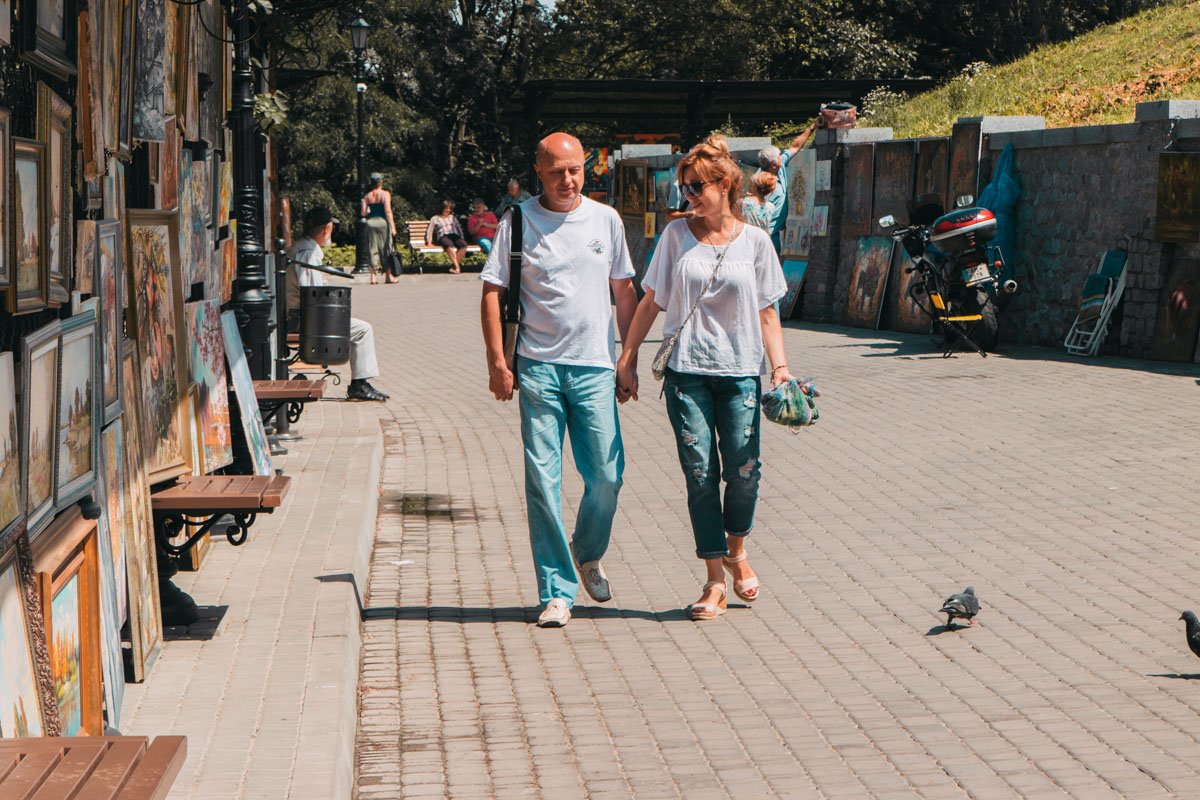 Как мило прогуливаются пары Как мило прогуливаются пары