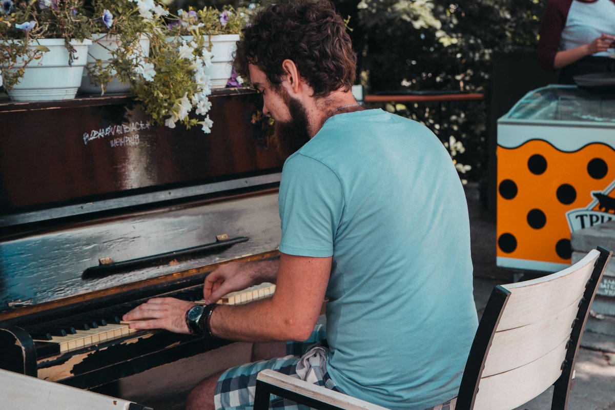 И льется музыка прекрасная... И льется музыка прекрасная...