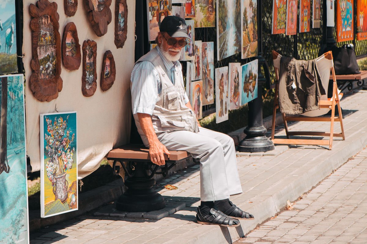 Как же отлично сидеть в тени в жаркий летний день Как же отлично сидеть в тени в жаркий летний день