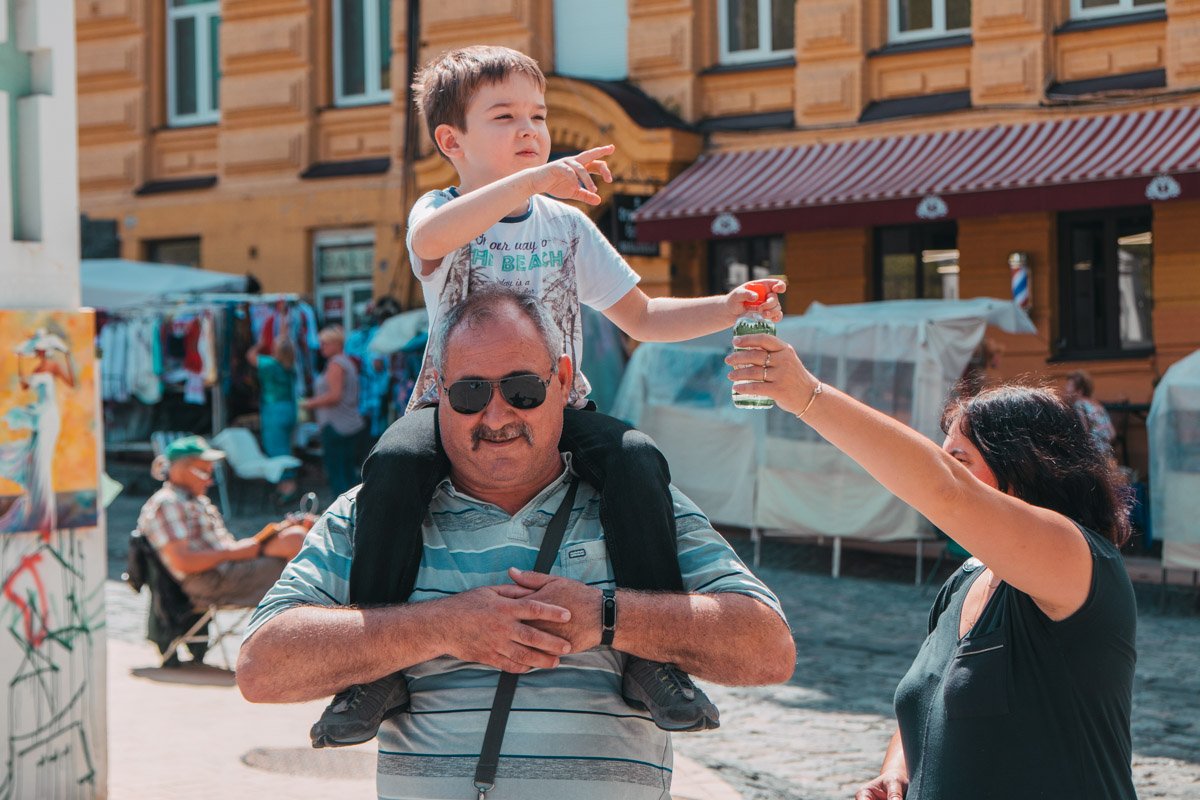 Великолепно проводить выходной, прогуливаясь со своей семьей Великолепно проводить выходной, прогуливаясь со своей семьей