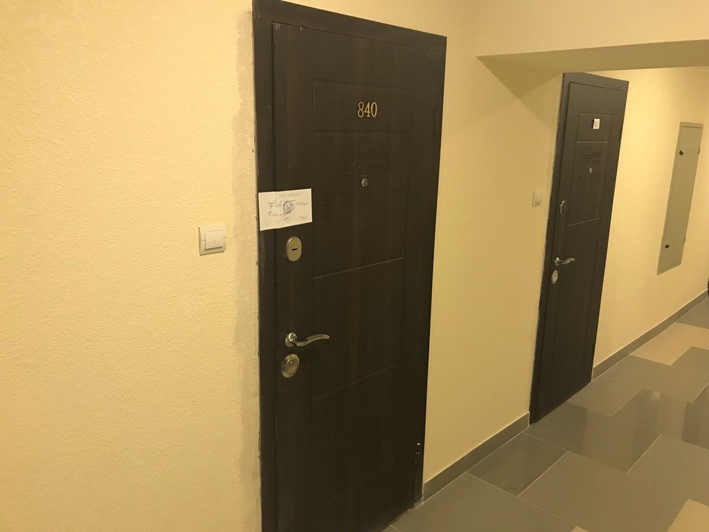 Ранним утром он начал бегать по этажу в неадекватном состоянии и разбудил жильцов дома