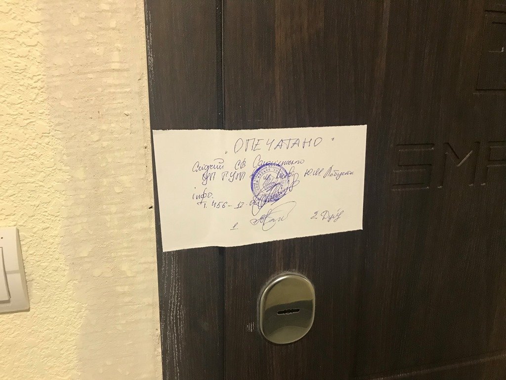 Задержанного доставили в больницу, а в квартире нашли белое порошковое вещество, жилье опечатано