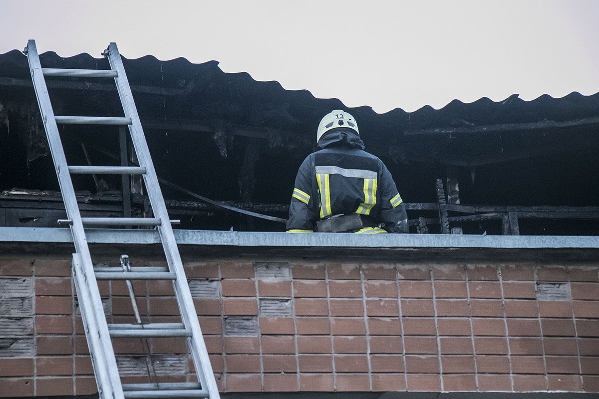 Горела деревянная надстройка на здании Укрпочты