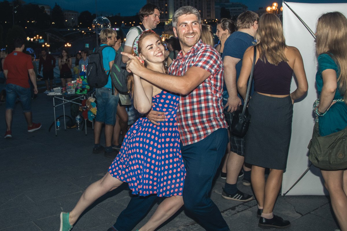 Вечерние танцы у фонтанов