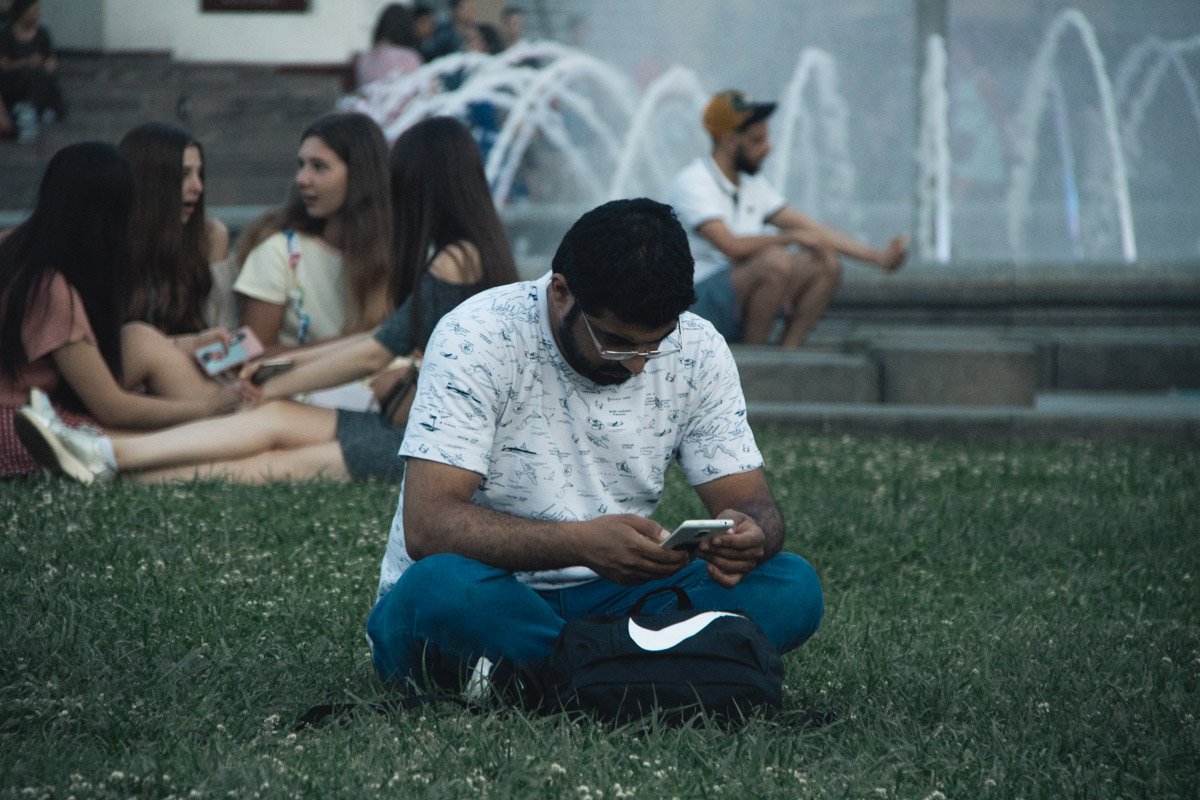 На траве у фонтанов - лучший отдых