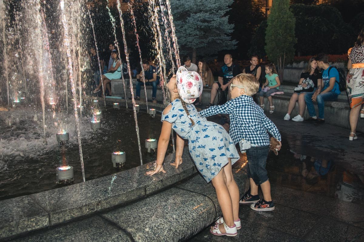 Дети тоже радуются вечерним фонтанам