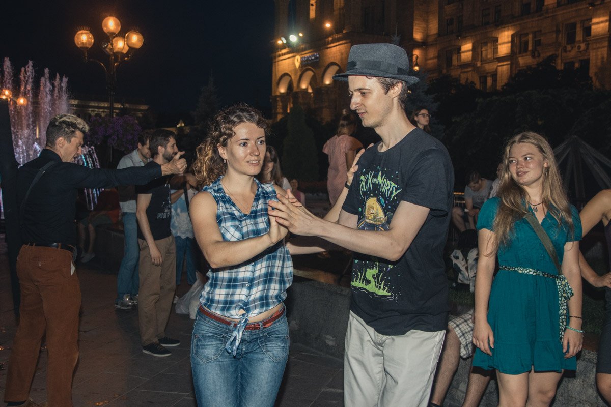 Вечерние танцы у фонтана