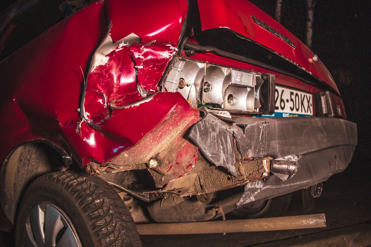 Audi А8 врезалась в припаркованный автомобиль «Таврия»