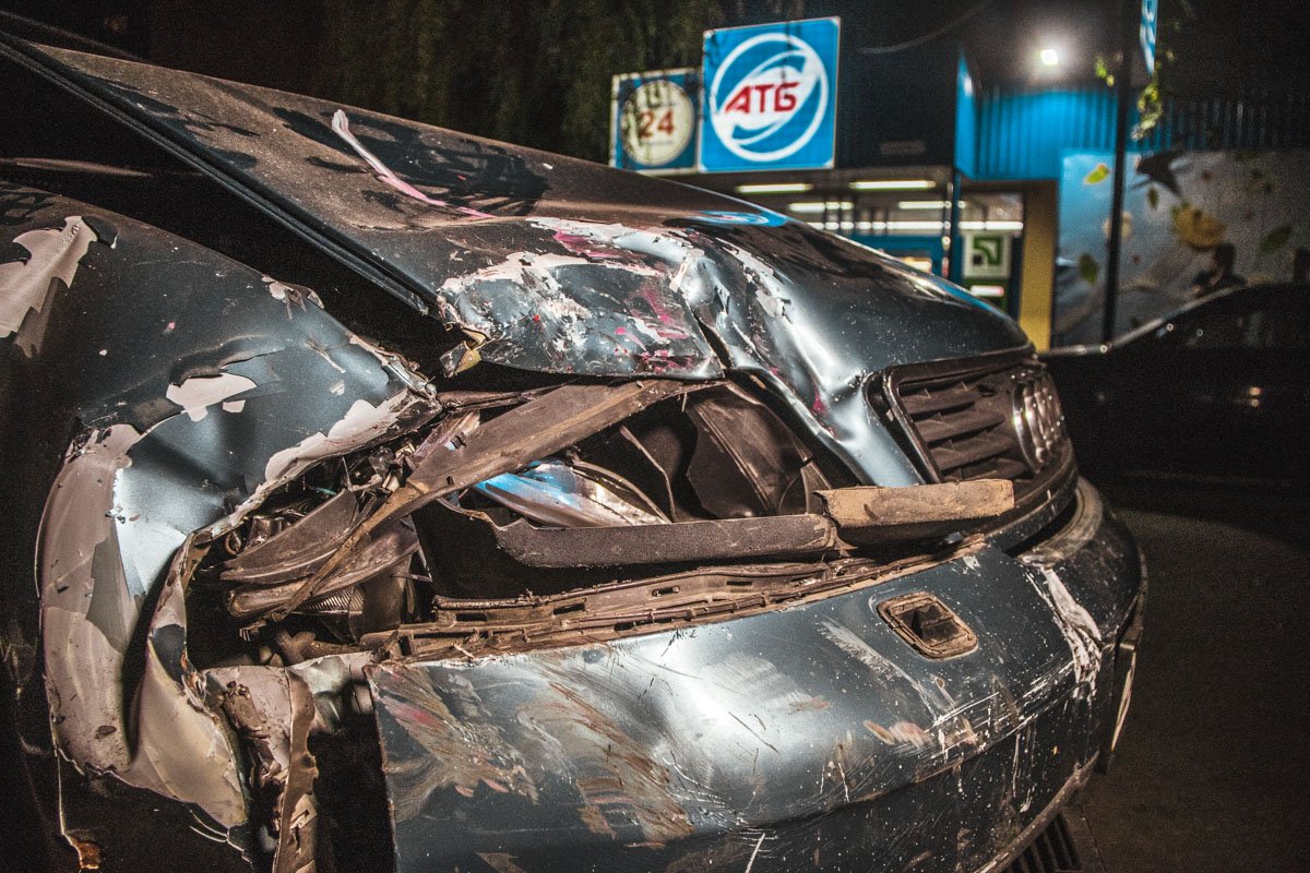 По предварительным данным водитель Audi не заметил припаркованную на обочине «Таврию» и врезался в нее