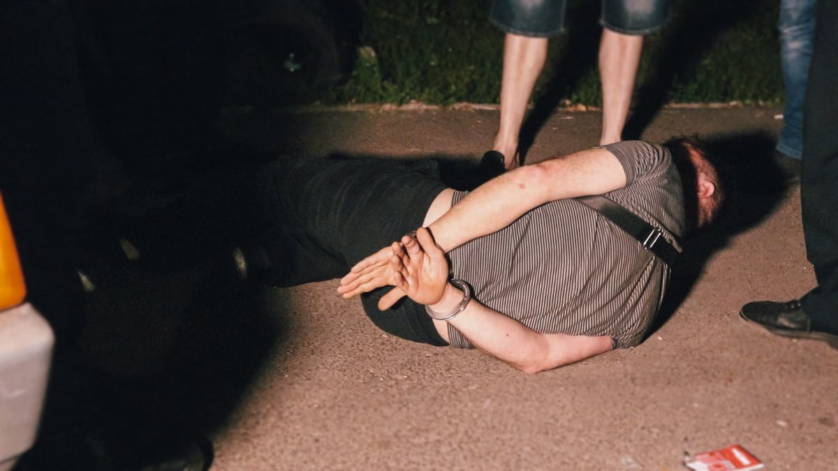 Водитель Audi попытался заступиться за свою подругу, набросился на полицейских и оказался в наручниках