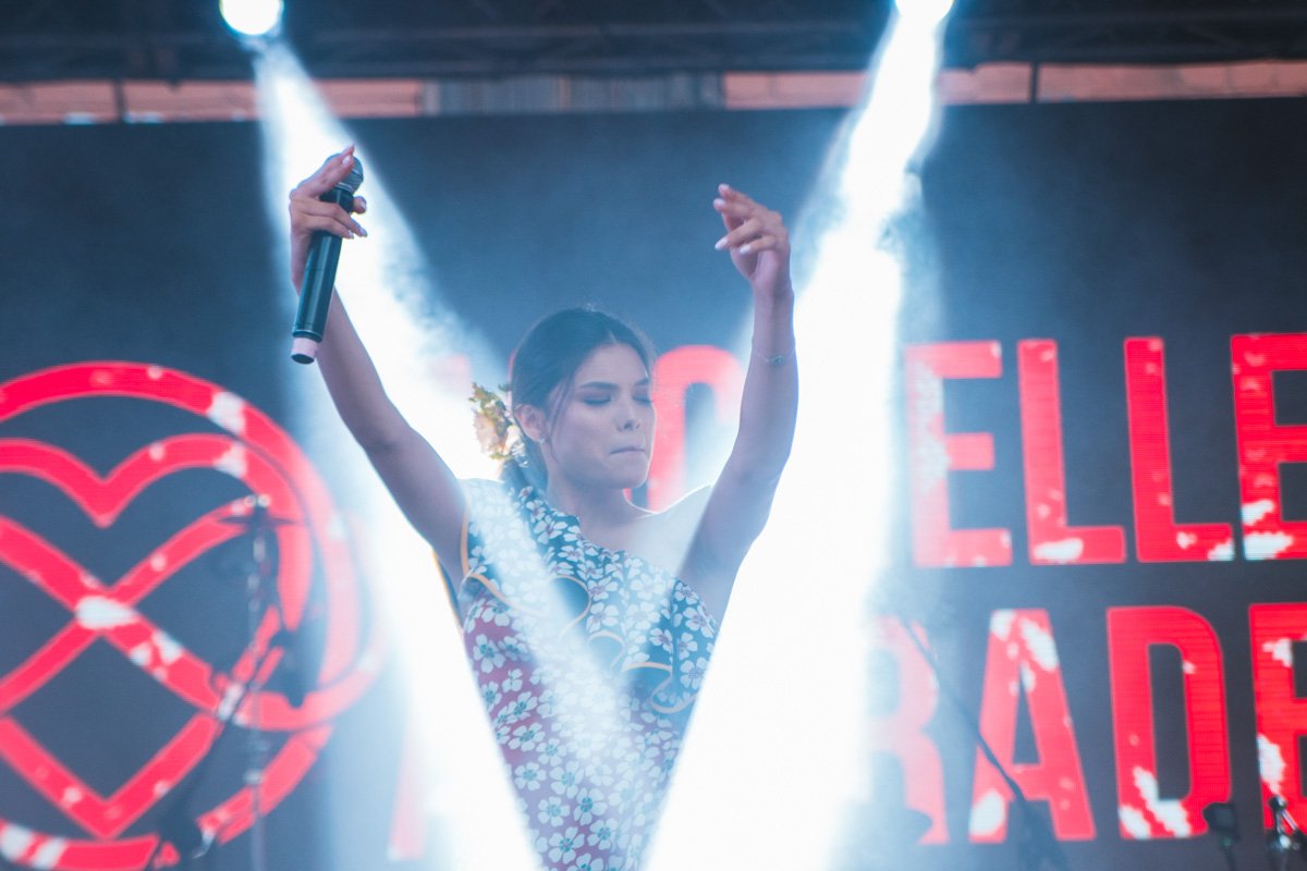 Кроме выступления певицы, посетители наслаждались мексиканской едой и напитками, разукрашивали свои лица красочным макияжем и sugar face, веселились и танцевали до упаду