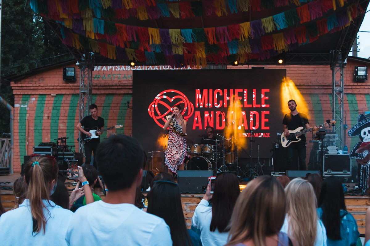 Ее мать Светлана по национальности украинка, а отец Марио — боливиец