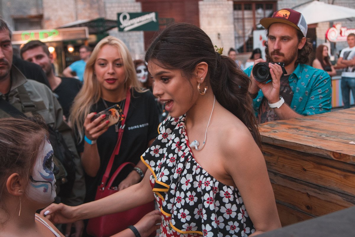 После выступления Мишель Андраде охотно общалась с публикой