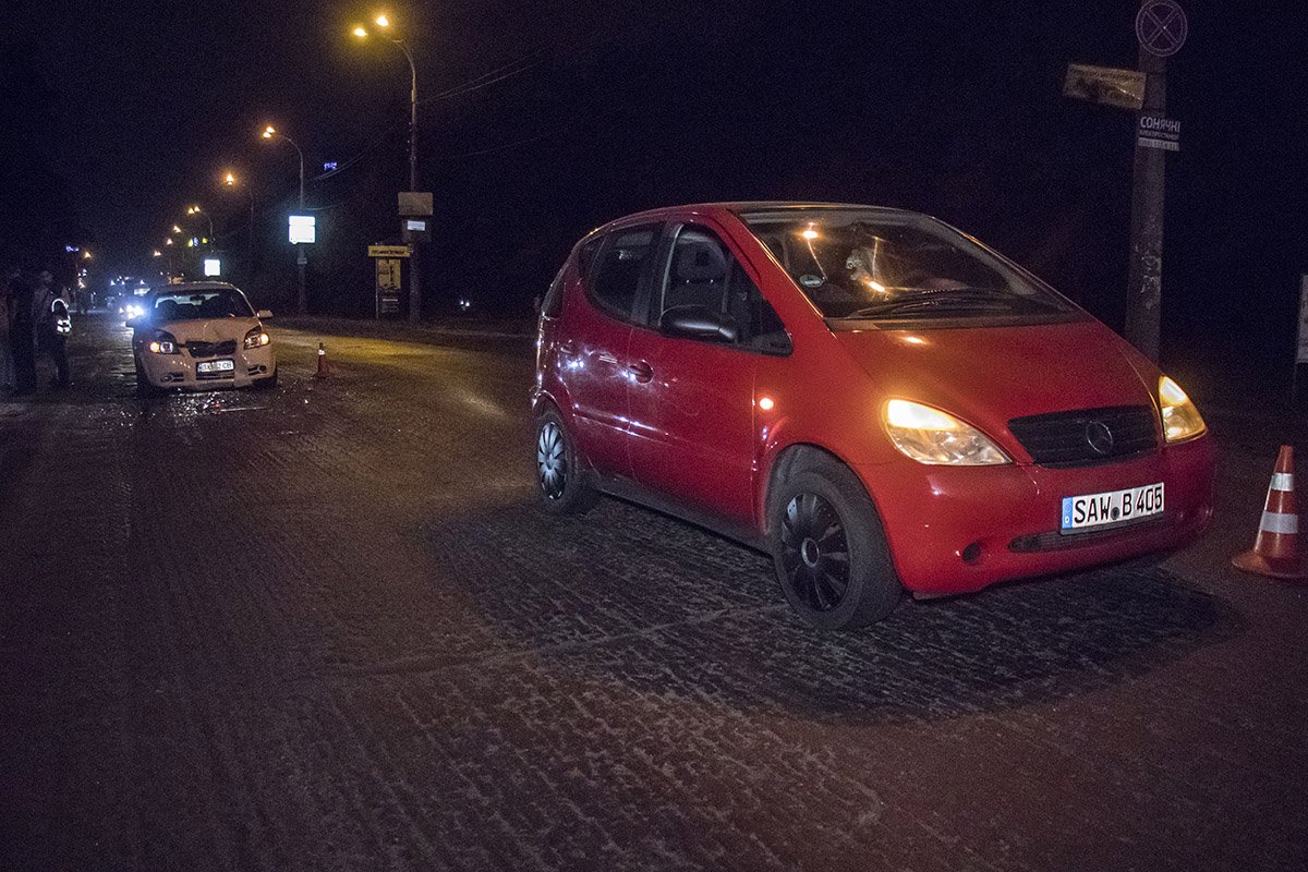 Пострадала девушка-пассажир Mercedes и собака Пострадала девушка-пассажир Mercedes и собака