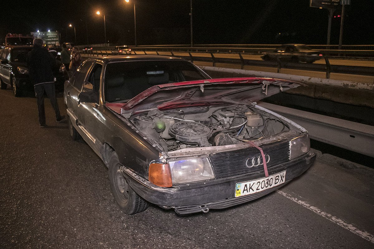 У Audi капот открылся на ходу 