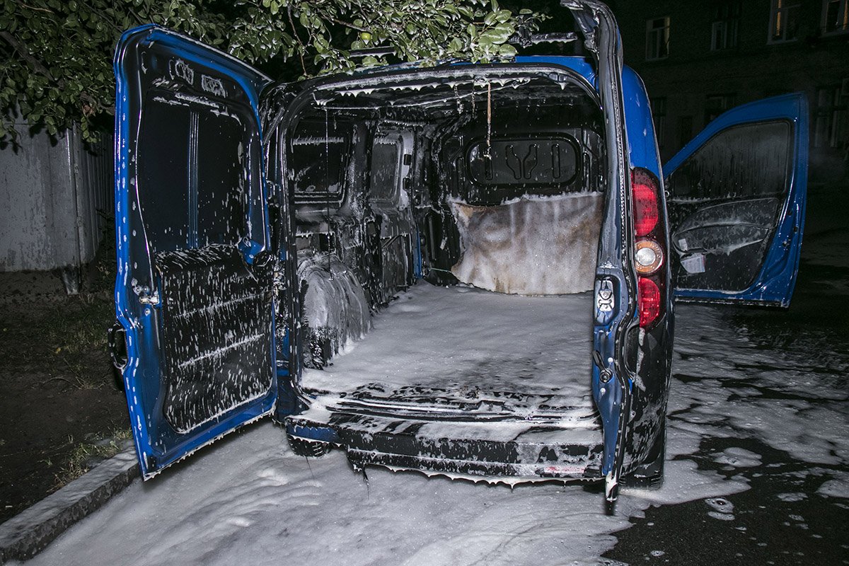 Мужчина выбежал во двор и, забравшись в салон автомобиля, откатил его подальше от других припаркованных машин