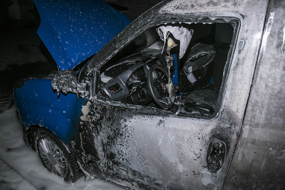 Владелец машины получил ожоги руки и ноги от раскаленного металла, когда отгонял машину от других авто.