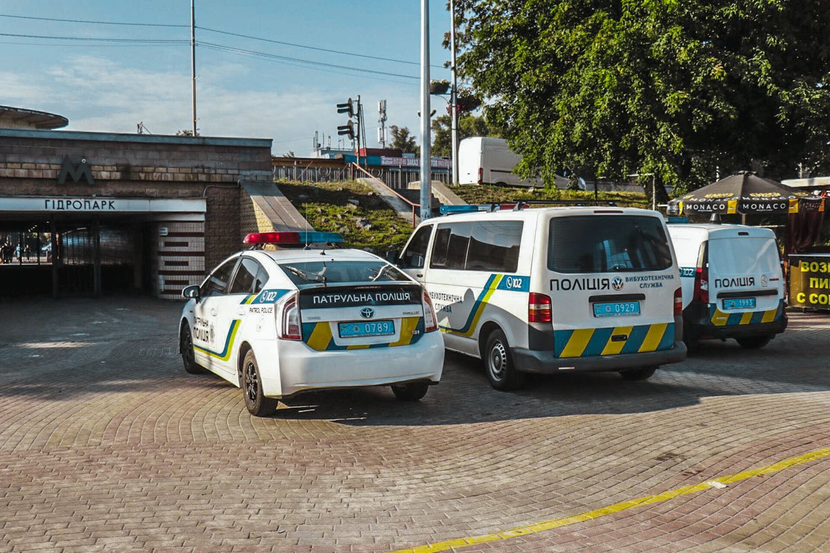 На месте работали взрывотехники