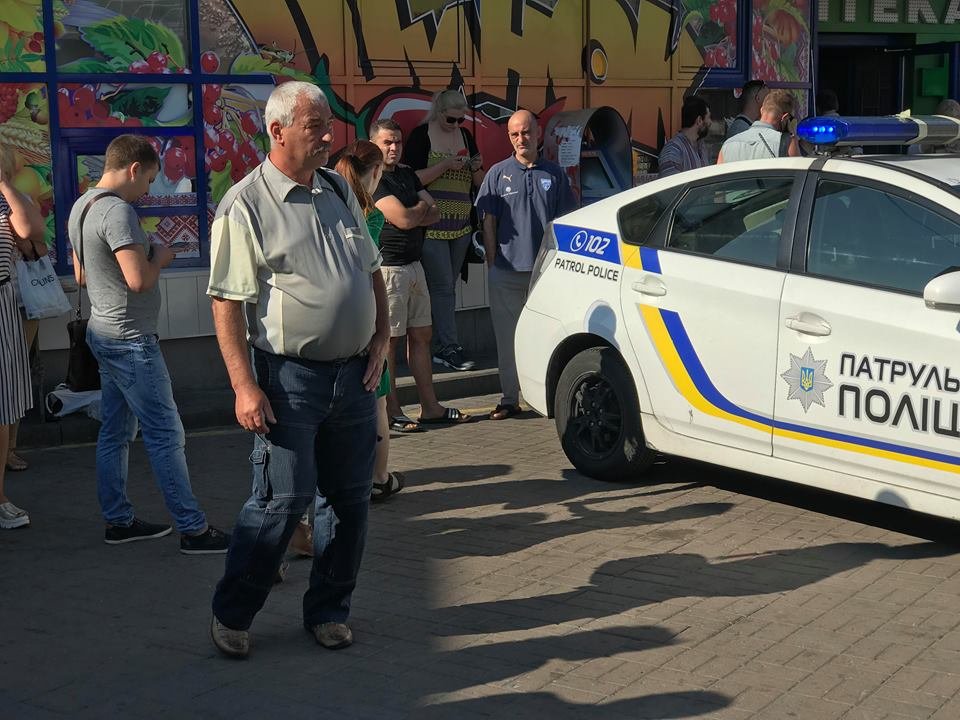 На месте дежурят медики и спасатели, а также взрывотехники На месте дежурят медики и спасатели, а также взрывотехники