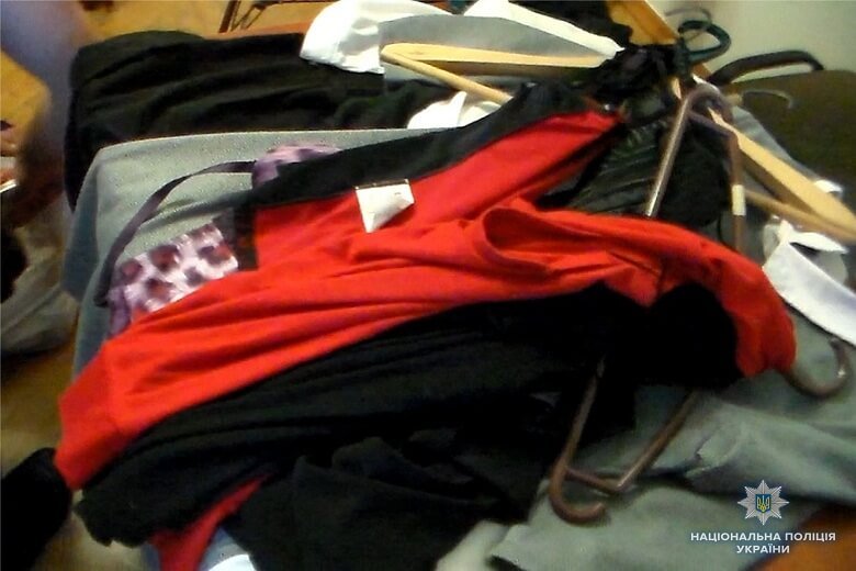 Они снимали видео эротического характера с участием девушек и за деньги транслировали клиентам