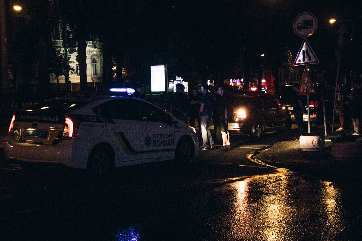 По предварительной информации полиции, они остановили автомобиль Toyota Land Cruiser в связи с нарушением правил дорожного движения