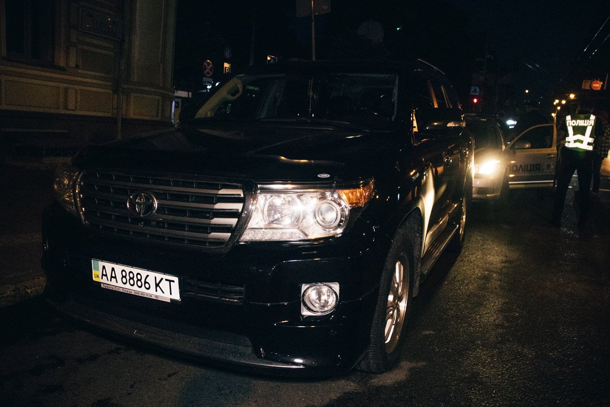 Пассажиры автомобиля утверждали, что за рулем находился водитель, который убежал из машины