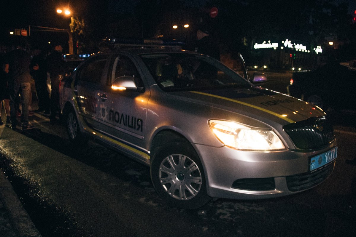 После этого произошел конфликт, в ходе которого полицейские использовали слезоточивый газ и на двоих человек надели наручники