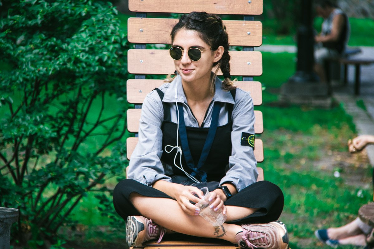 Главное устроиться на лавочке поудобней 