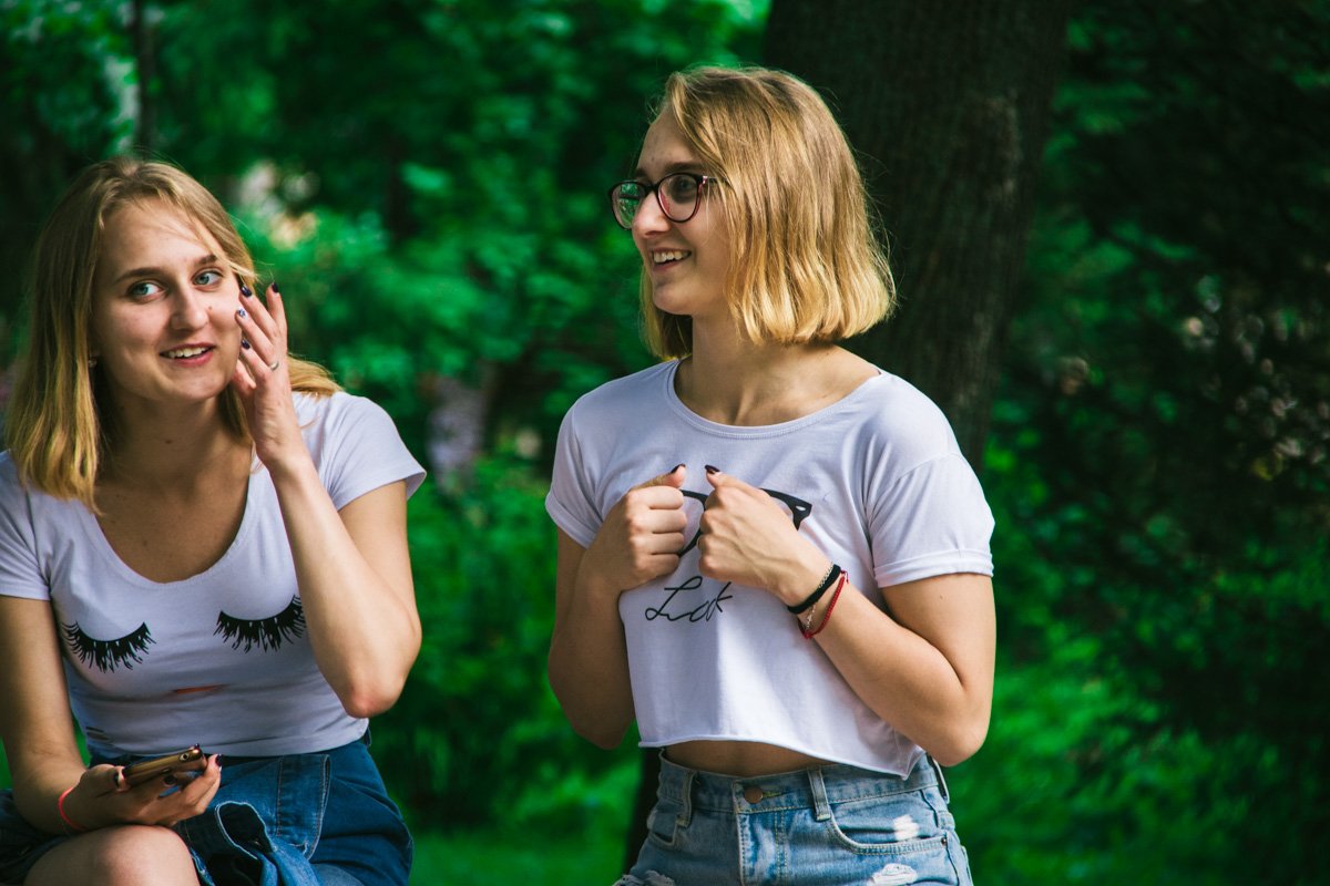 Интересно, что они так весело обсуждают? 