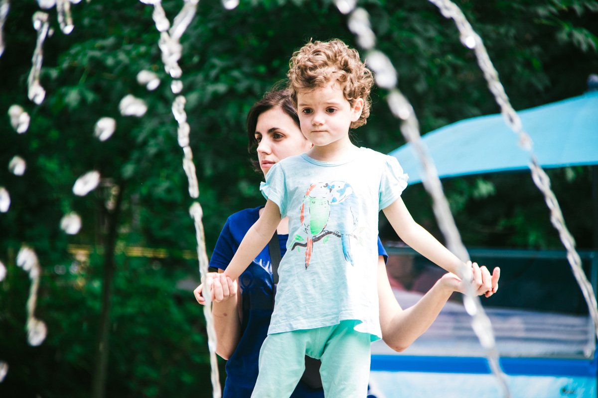 Около фонтана в центре всегда много мамочек с детьми 