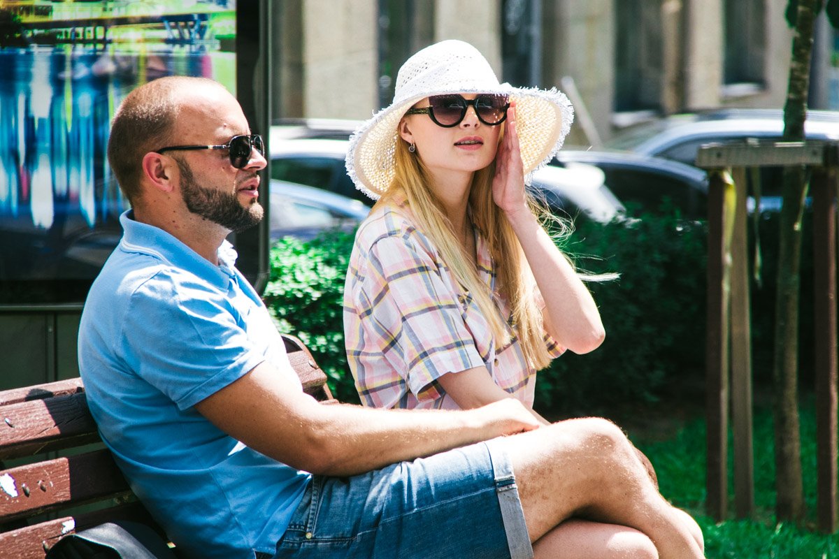 Головной убор спасает от яркого солнца 