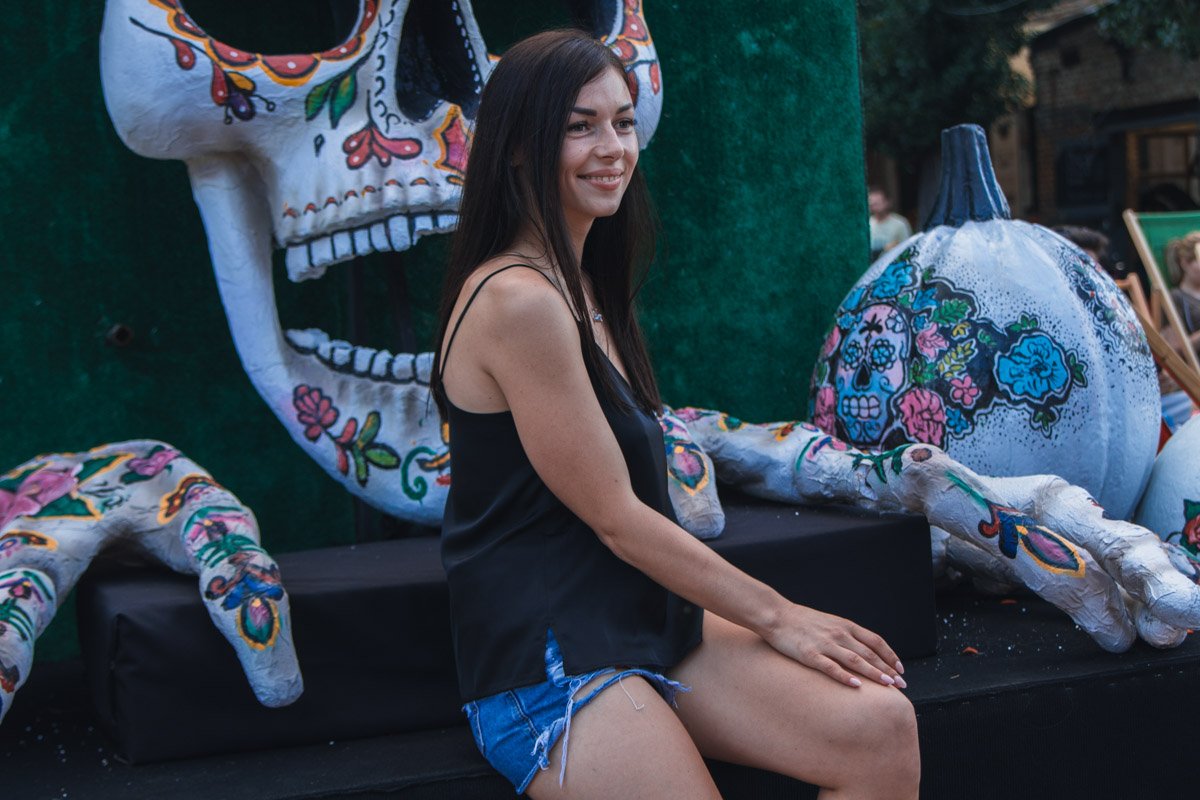 Около этого черепа есть фото у каждого посетителя карнавала Около этого черепа есть фото у каждого посетителя карнавала