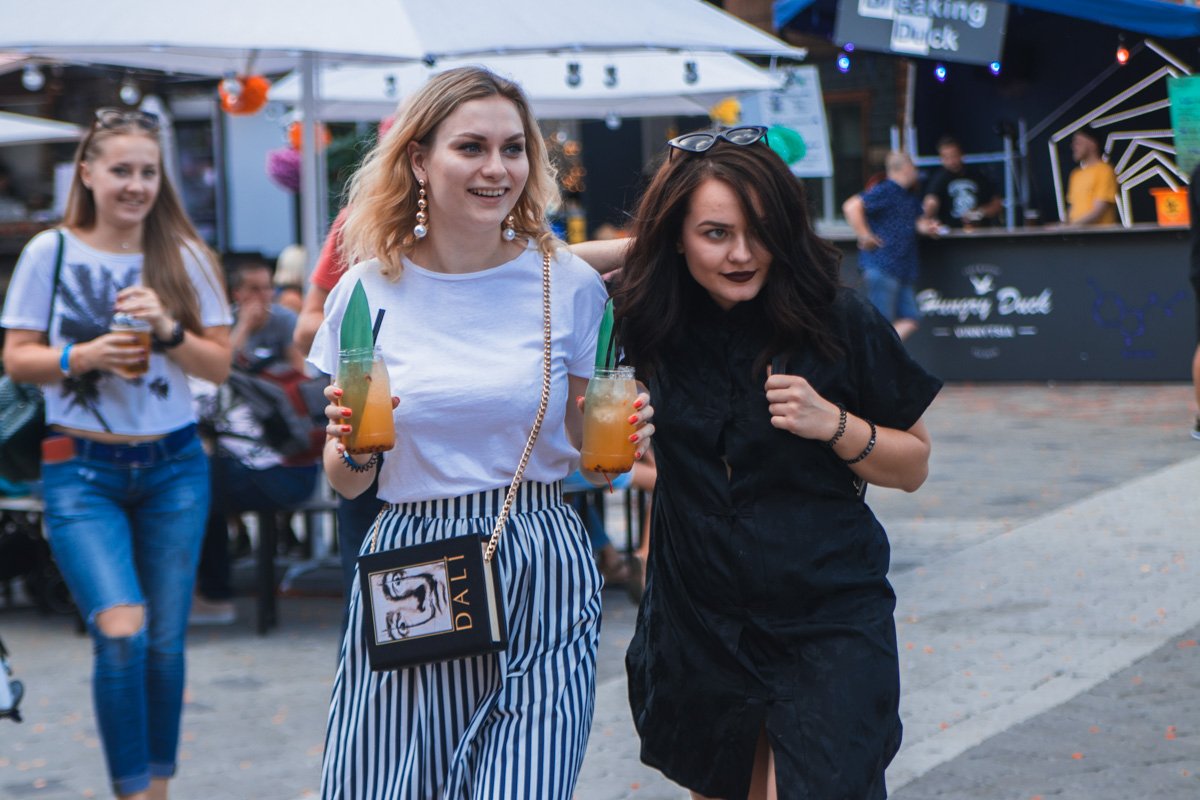 ... еще по коктейльчику ... еще по коктейльчику