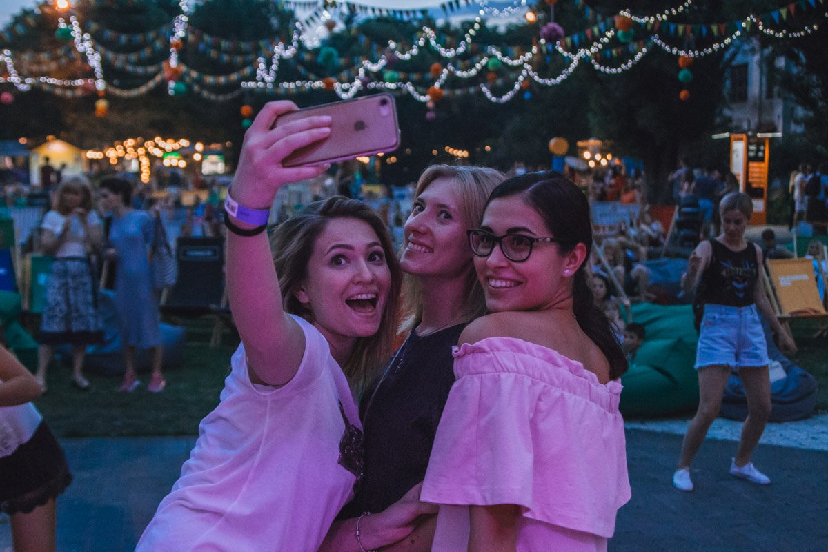 Этот вечер с подругами они точно запомнят надолго Этот вечер с подругами они точно запомнят надолго