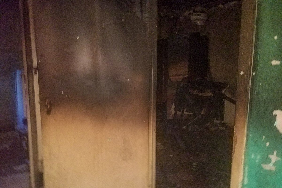В результате пожара квартира выгорела полностью
