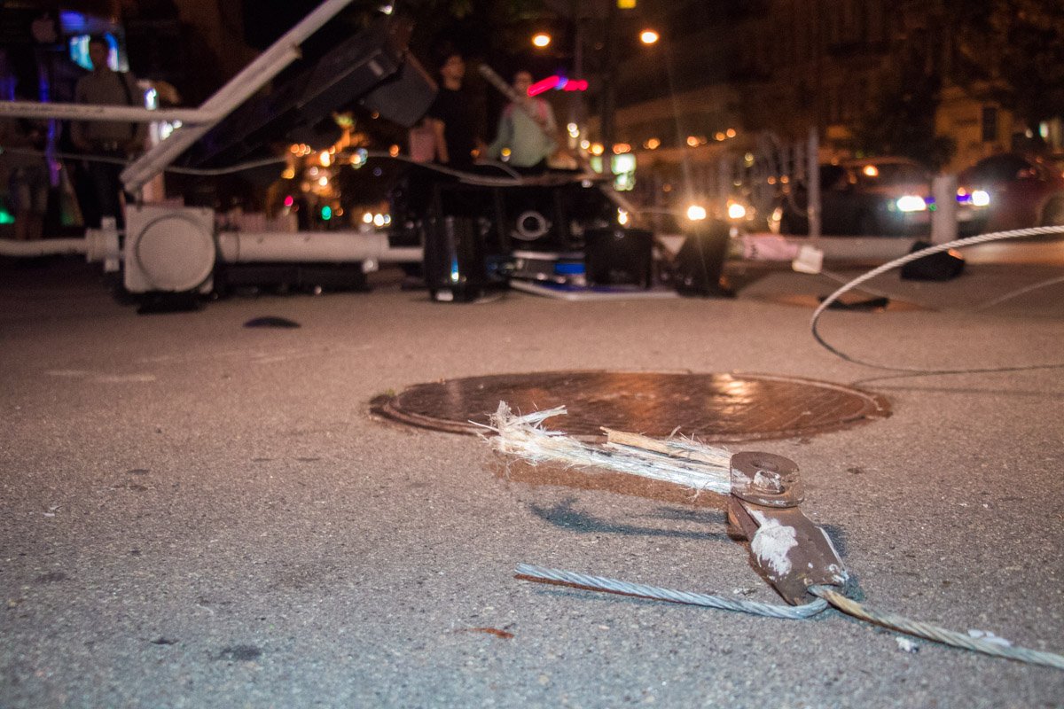 Во время движения по улице Симона Петлюры, транспортное средство зацепило растяжку контактной сети, которая ранее была оборвана и привязана к забору