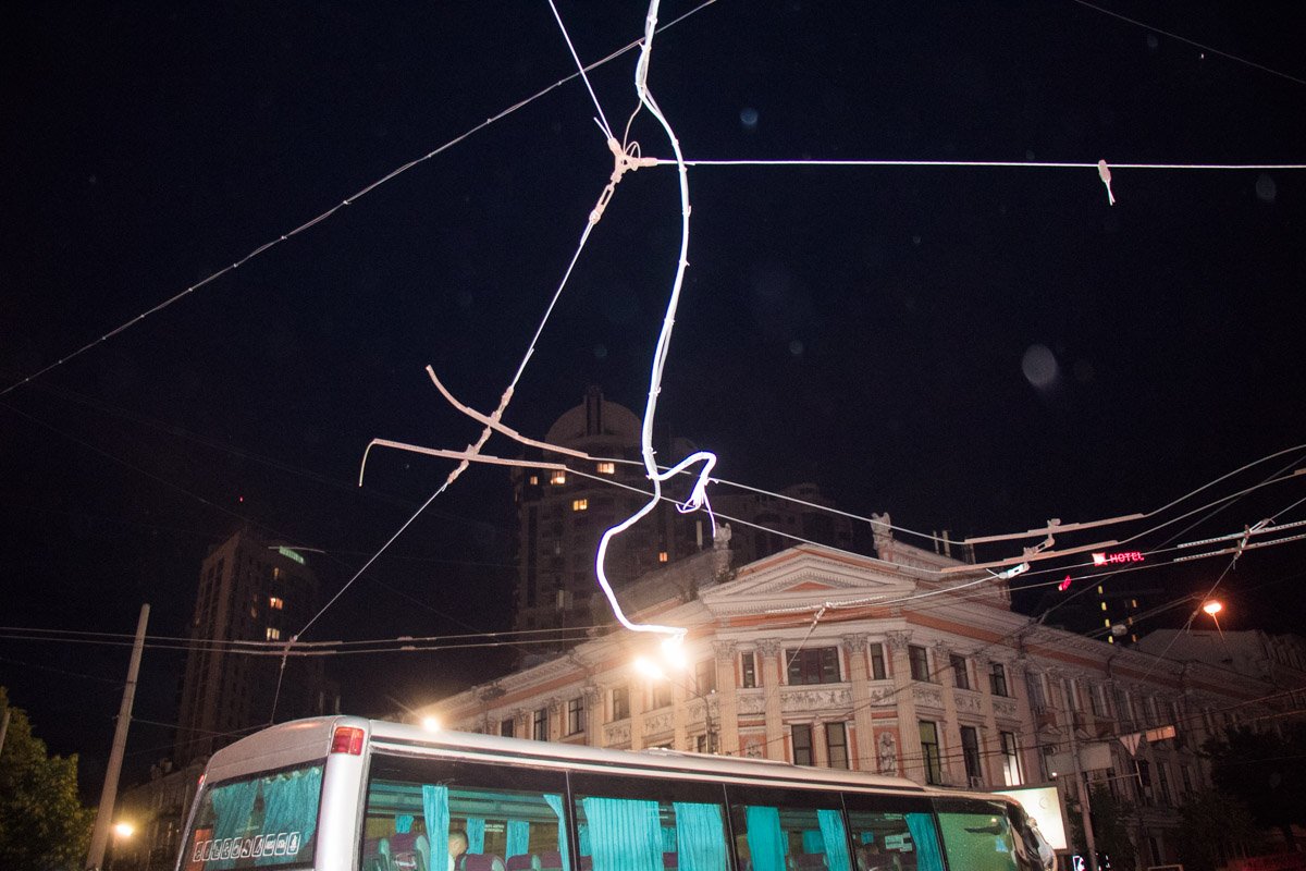 В результате происшествия оборвана контактная линия троллейбуса и завален светофорный столб