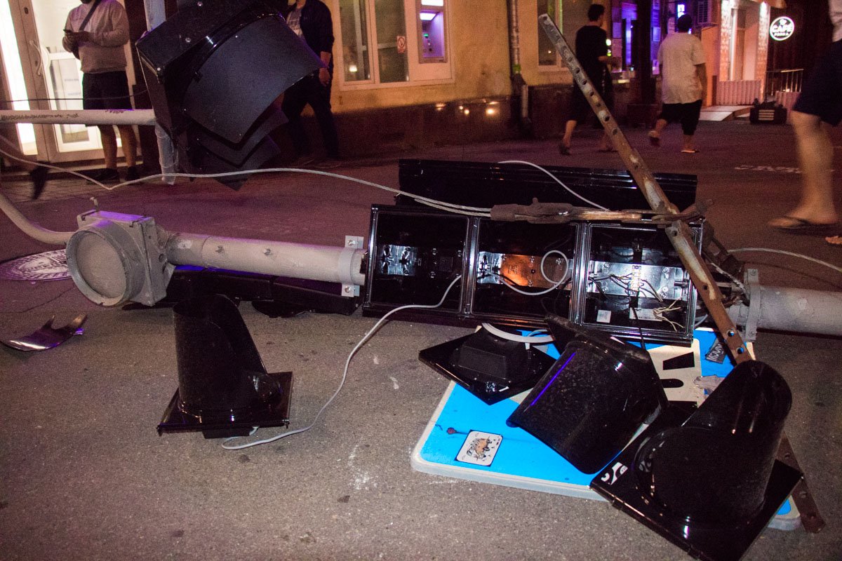 К счастью, пострадал только светофор