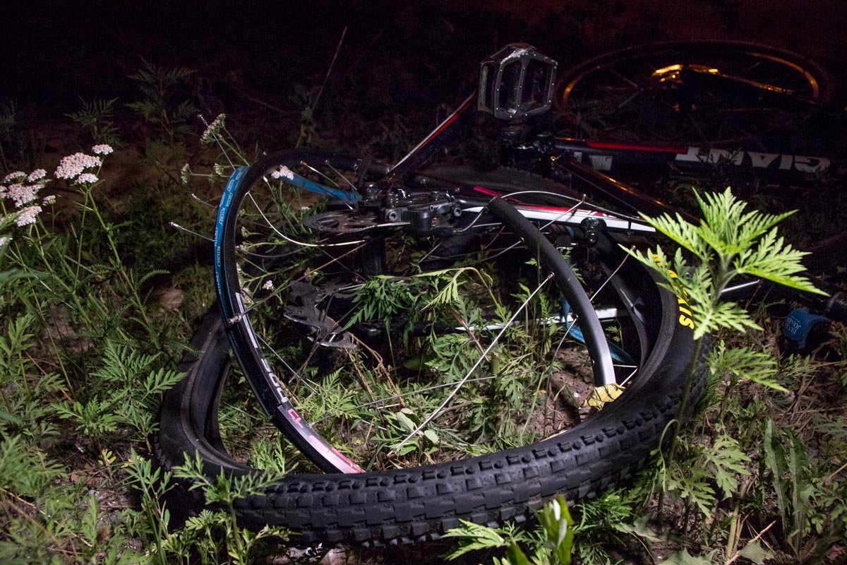 От удара парня откинуло на тротуар