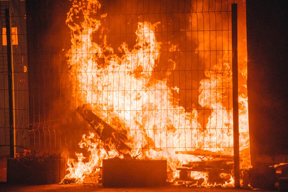 В понедельник, 16 июля, произошел пожар на автомобильной стоянке на проспекте Академика Глушкова