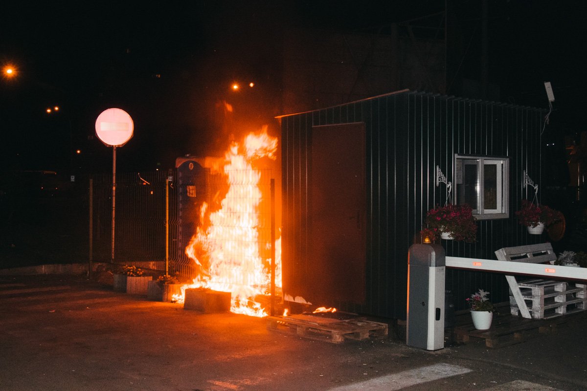 Горела будка охранника автостоянки