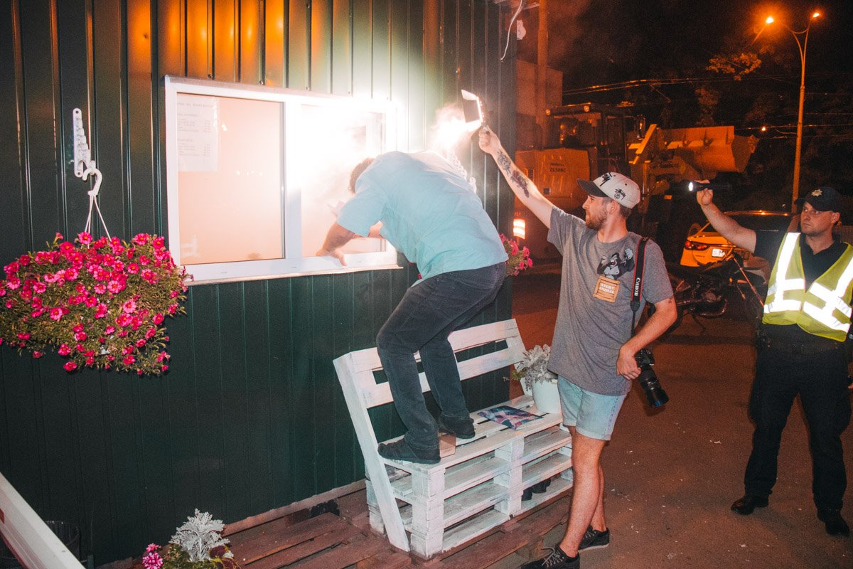 Оператор помогает пожарным и светит во внутрь сторожки